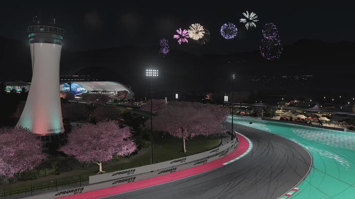 Captura de pantalla de Forza Motorsport, que muestra algunos fuegos artificiales sobre la pista de carreras de Hakone por la noche.