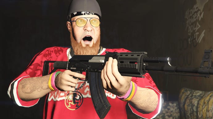 GTA Online, персонаж Los Santos Drug Wars Дакс держит винтовку.