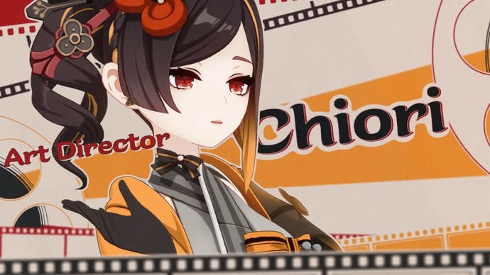Chiori im Trailer der Version 4.4 auf einem weißen und orangefarbenen Hintergrund im Filmreel-Stil und 'Art Director', die zu ihrer Linken ausgestellt sind