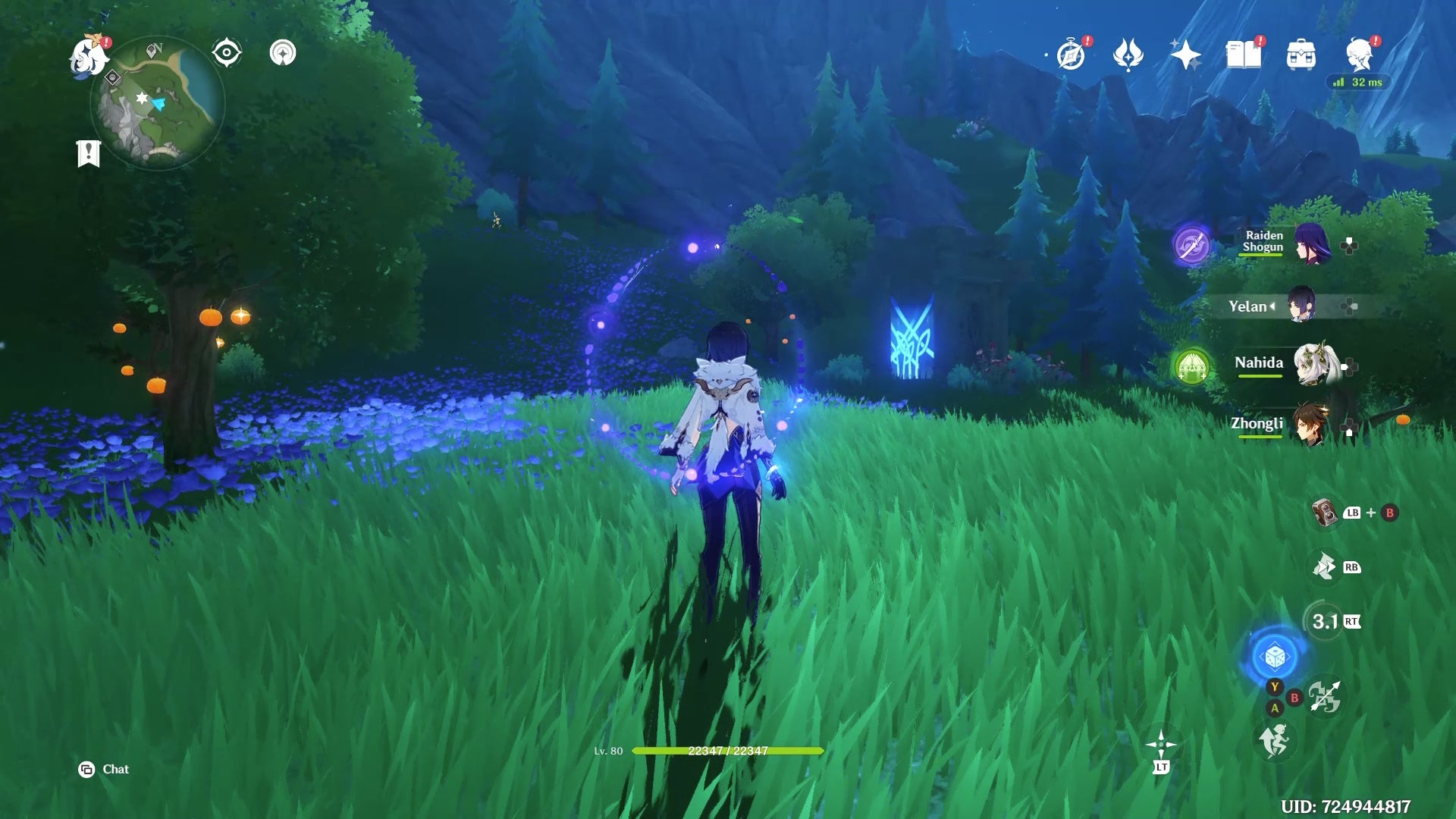 Yelan, de pie, lejos de un santuario de profundidades con una fuente azul brillante en un huerto cubierto de hierba por la noche.