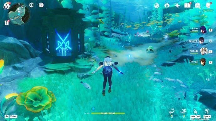 personaje de Yelan bajo el agua mirando un santuario de profundidad de Fontaine