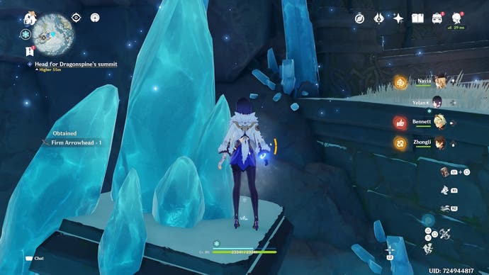 Yelan steht in einer schneebedeckten Höhle an einem gefallenen Eiszapfen