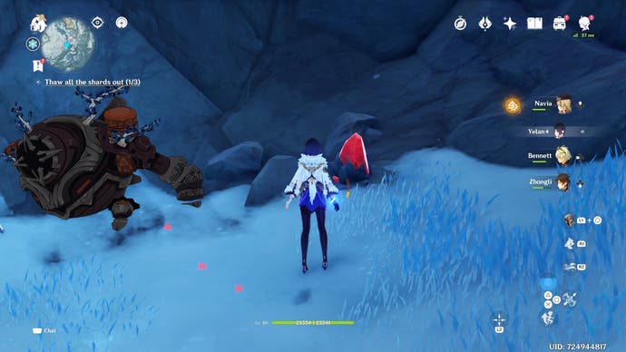 Yelan schaut auf eine scharlachrote Quarzader neben einem gebrochenen Ruin Guard Enemy in einer schneebedeckten Höhle