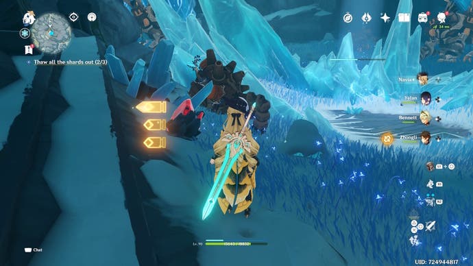 Navia schaut auf eine scharlachrote Quarzader neben einem gefallenen Ruin Guard Enemy in einer eisigen Höhle