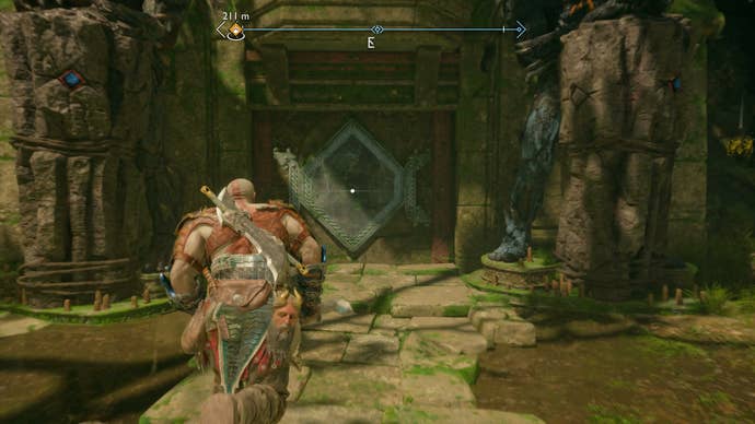 Kratos raspa una runa contra la pared, revelando el cofre que contiene el cinturón perdido de Ronda de Ragnarok.