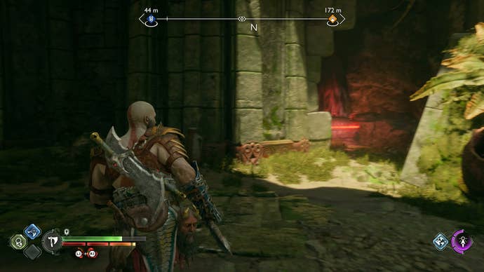 Kratos desliza el sarcófago abierto que contiene el peto perdido de Ronda en Ragnarok