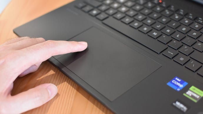 Un doigt passe sur le trackpad de l'ordinateur portable de jeu HP Omen Transcend 16.
