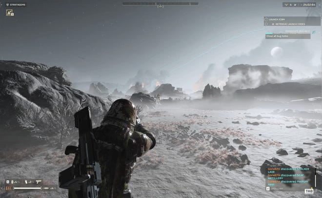 HellDivers 2 GIF: el personaje jugador hace una bala en una bomba infernal en el piso, comenzando una secuencia de detonación.El personaje jugador se escapa justo cuando explota la bomba, matando a un gran insecto en el proceso