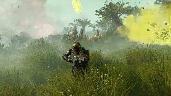 اسکرین شات Helldivers 2 که بازیکنی را نشان می دهد که از یک انفجار سبز عجیب فرار می کند