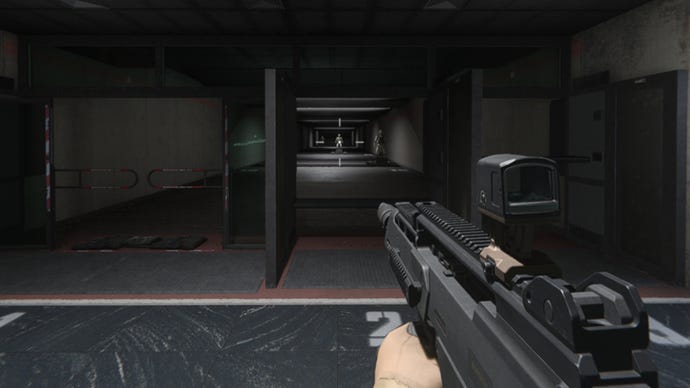 An image showing hipfire aiming in Modern Warfare 3's firing range. We can move completely unimpeded, but our crosshair is very large.