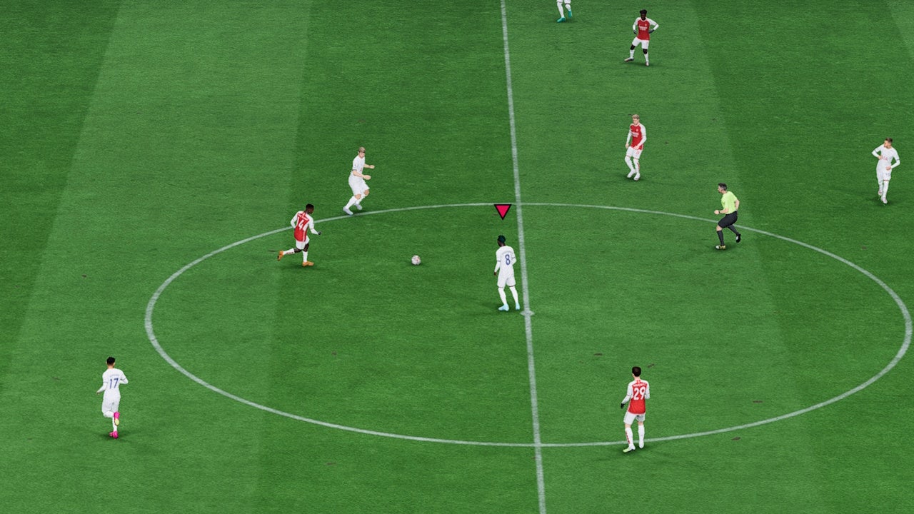 Imagen de juego recortada de un jugador del Tottenham haciendo un tiro con estilo en un partido contra el Arsenal.