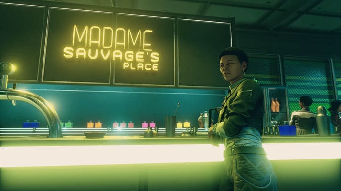 Eine gelbe neon beleuchtete Bar mit einer Frau, die sich darauf stützt, und ein gelbes Neonschild mit dem Text 'Madam Sauvages Platz'