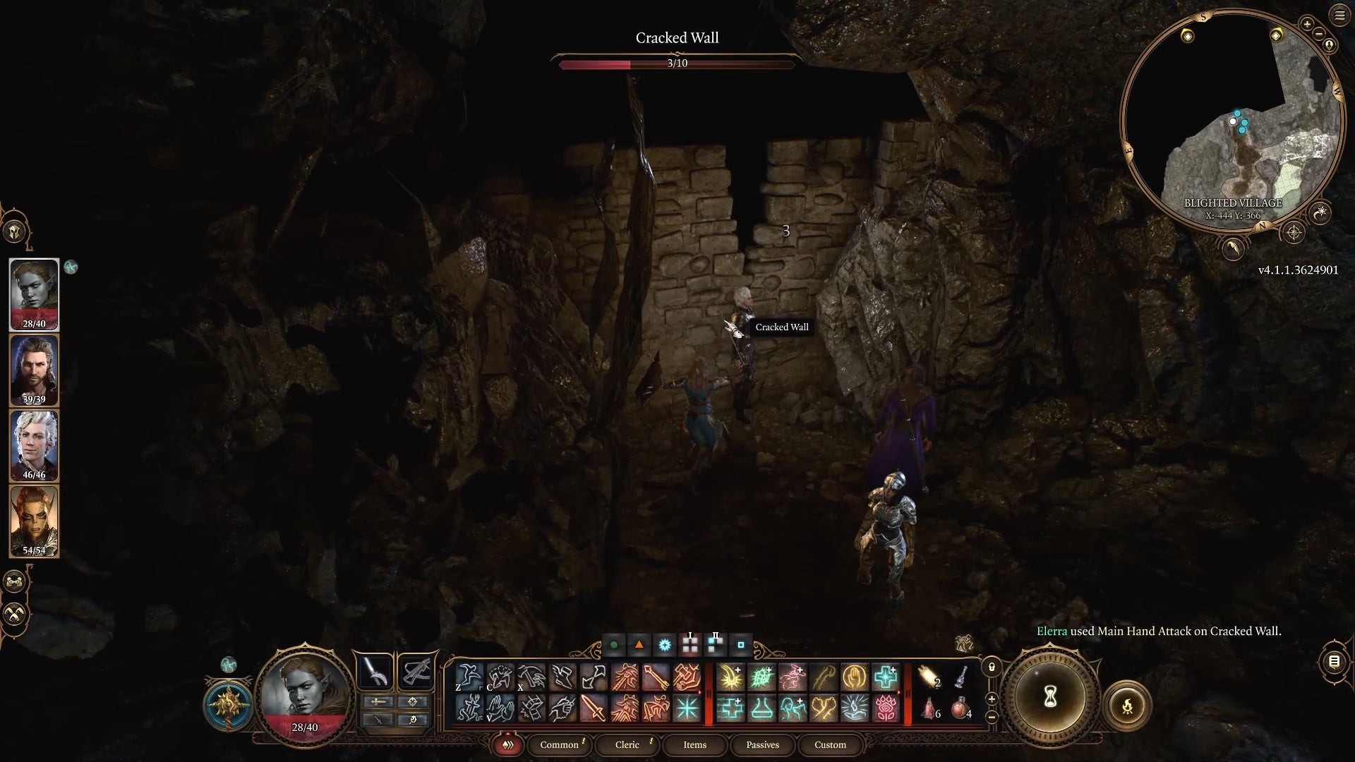 Un personaje drow atacando una pared agrietada en el área de una cueva oscura.