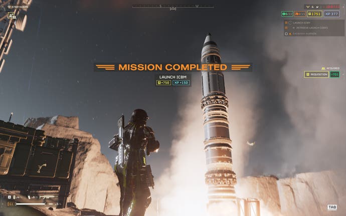 اسکرین شات Helldivers 2 - شخصیت بازیکن هنگام پرتاب به موشک نگاه می کند.  در رابط کاربری بازی آمده است: ماموریت تکمیل شد - راه اندازی ICBM.
