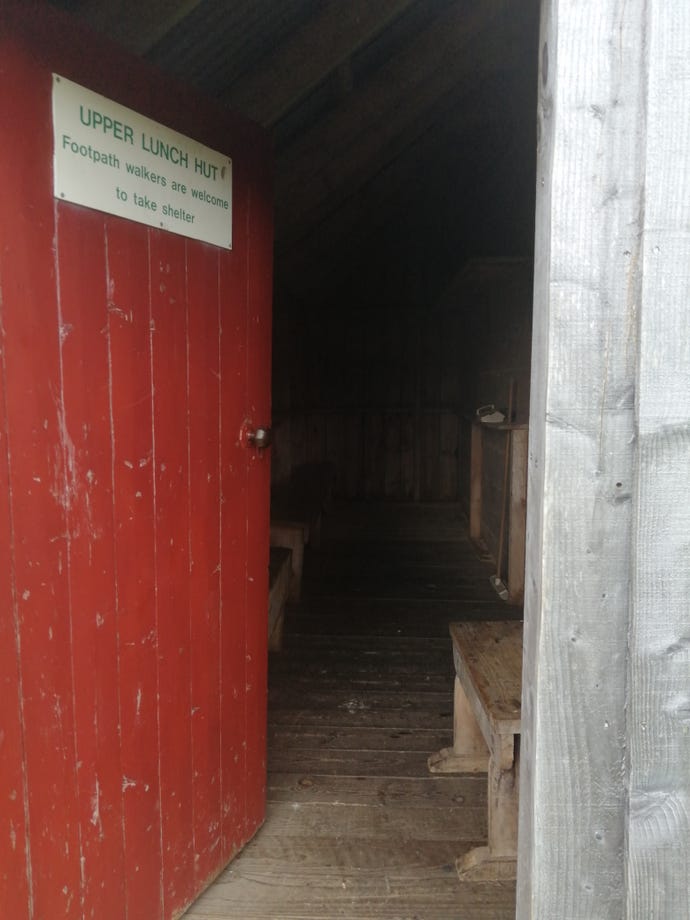 Eine Nahaufnahme der offenen Tür zu einer Holzhütte für Wanderer in Schottland