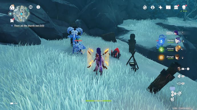 Raiden Shogun schaut auf kleine rote Bergbauvene im Schnee auf dem Dragonspire Mountain mit einem Kryo -Abgrundmagierfeind, der auf sie zuschaut