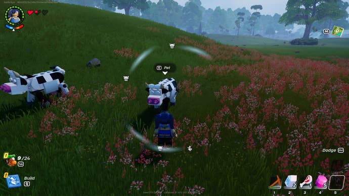Игрок идет погладить корову, которую только что покормил в LEGO Fortnite.