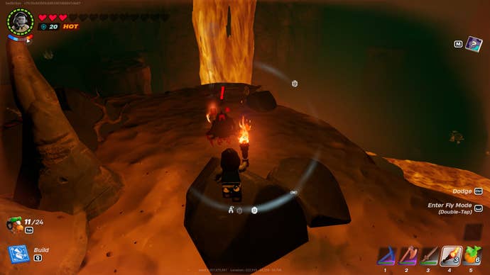 Un joueur regarde un Blaster à l'intérieur d'une grotte de lave dans le biome de Dry Valley dans LEGO Fortnite