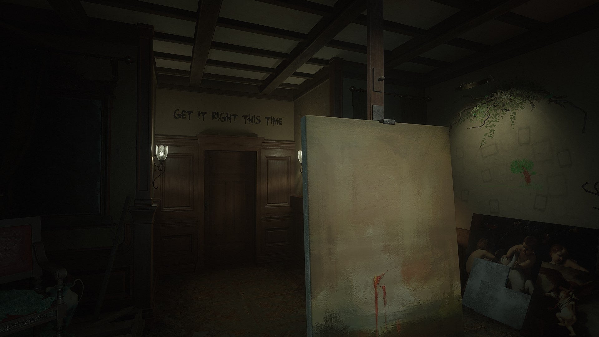 Pemain melihat kanvas, dengan beberapa teks di dinding terlihat di belakangnya, di Layers of Fear (2023)