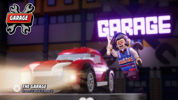 Capture d'écran de la revue Lego 2K Drive, montrant un garage, avec une voiture de sport rouge garée à gauche et un singe excité à droite, tenant une clé.