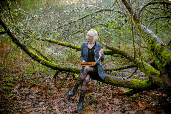 莉娜·瑞恩扮演森林里的合成人
