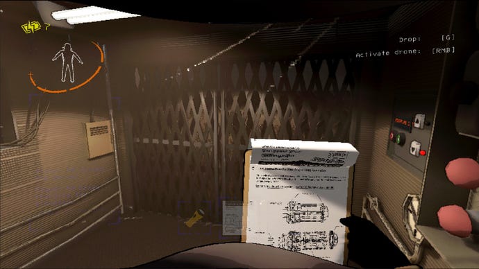 Игрок смотрит на ворота, держа в руках планшет в Lethal Company
