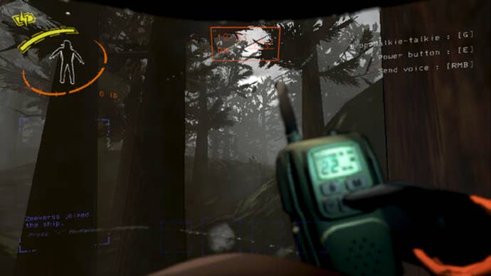 Ein Spieler steht in einem Wald auf einem verlassenen Mond und hält Ausrüstung in Lethal Company in der Hand