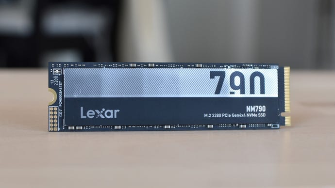 Das Lexar NM790 (1 TB -Modell) stützte eine Tabelle