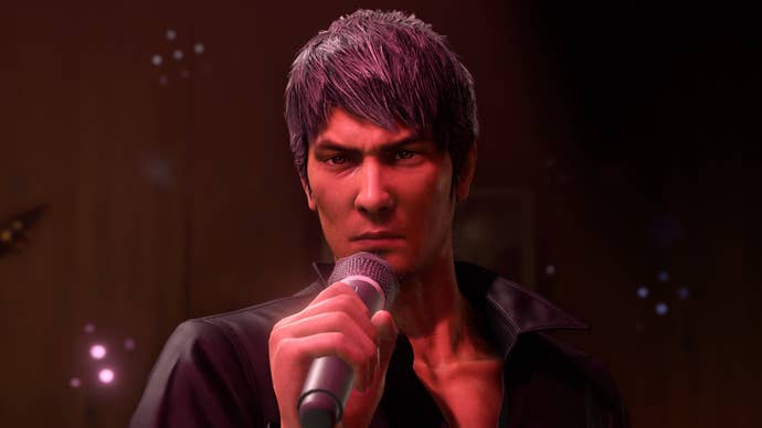 Kazuma Kiryu singing karaoke in Like A Dragon: Infinite Wealth.