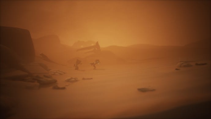 Low und Alone kämpfen in Little Nightmares 3 durch einen Sandsturm in der Wüste
