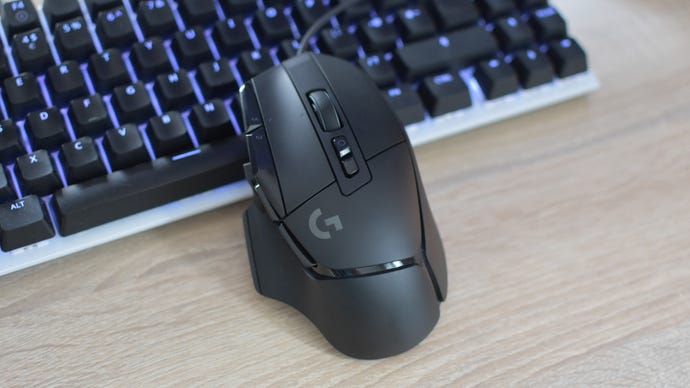 La souris de jeu Logitech G502 X reposant contre un clavier.