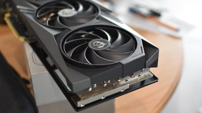 En närbild av en av kylfläktarna på ett MSI GeForce RTX 4060 Ti grafikkort.