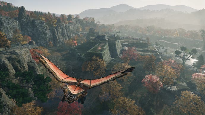 Capture d'écran officielle de Rise of the Ronin montrant le jeu en parapente au-dessus de la forêt