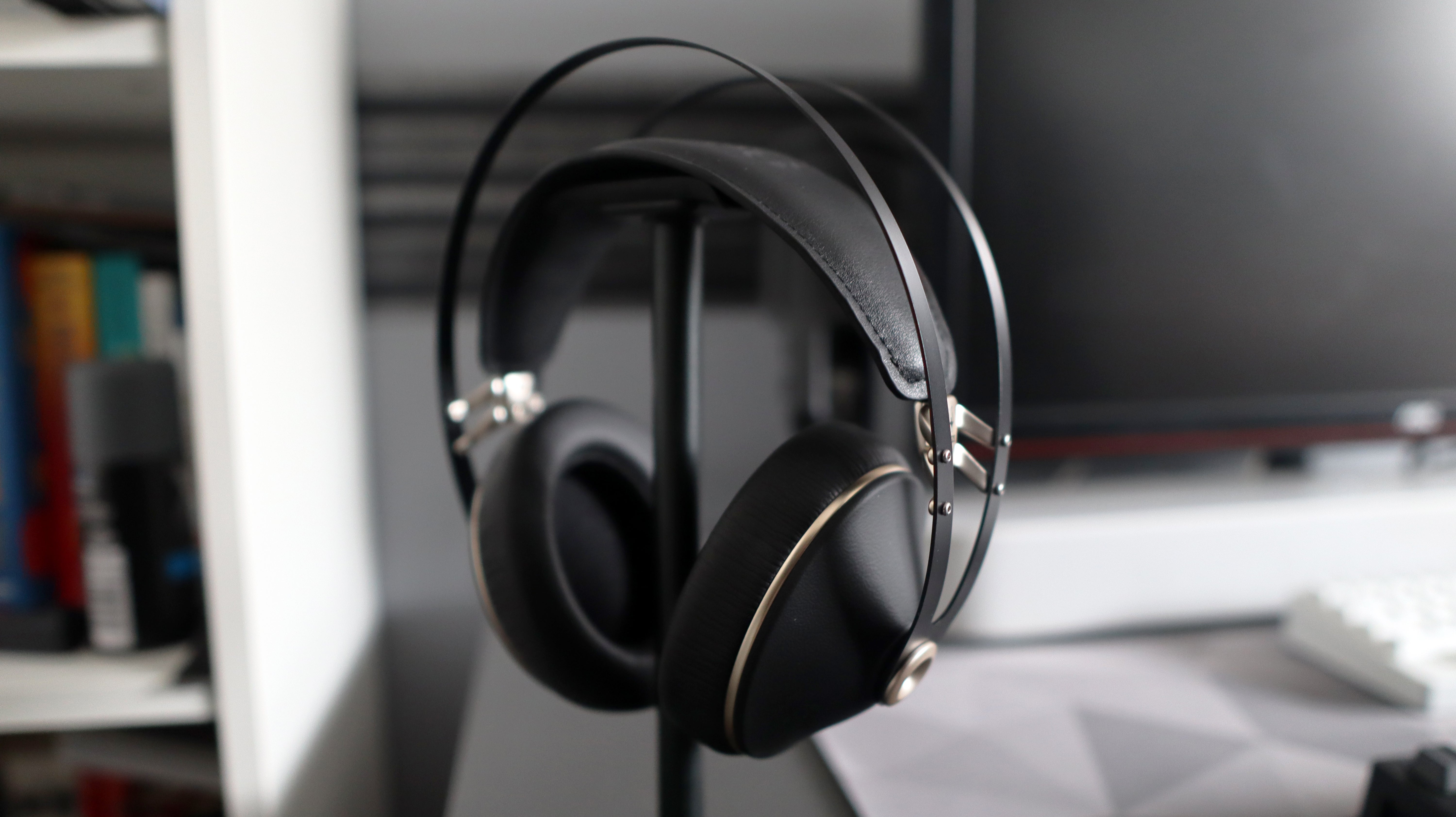 Meze 99 Neo review stylish headphones with a warm detailed sound