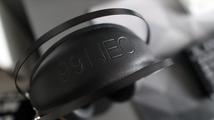 بررسی Meze 99 Neo: هدفون شیک با مشخصات صدای گرم و دقیق