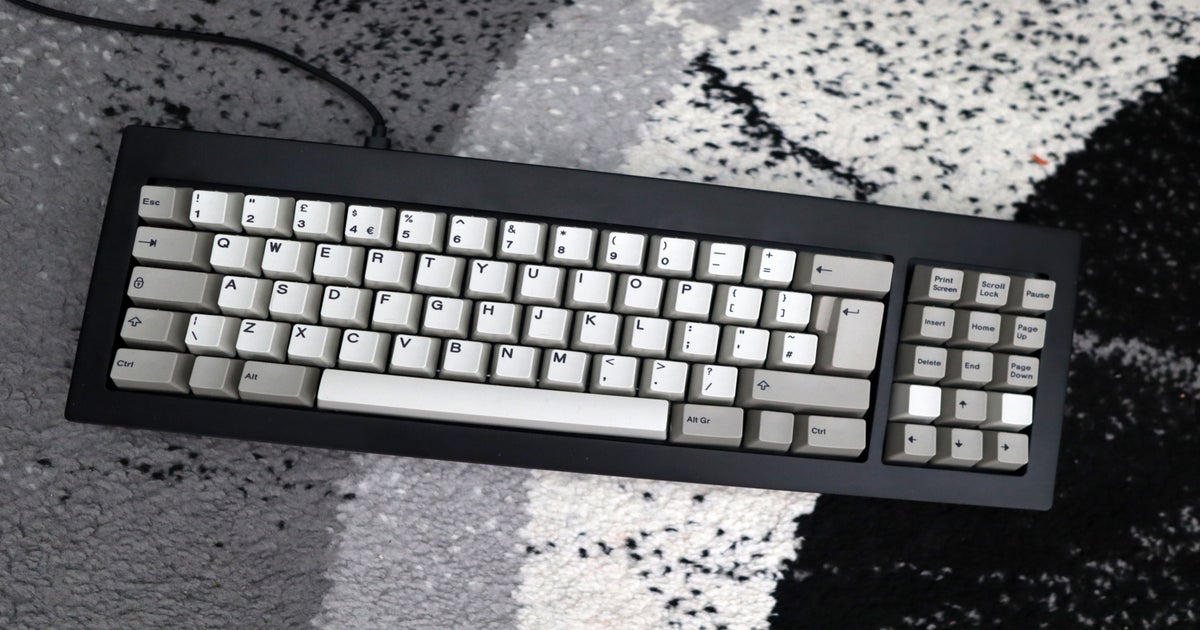 مراجعة الطراز F Labs F77 Ultra Compact: لوحة مفاتيح قديمة