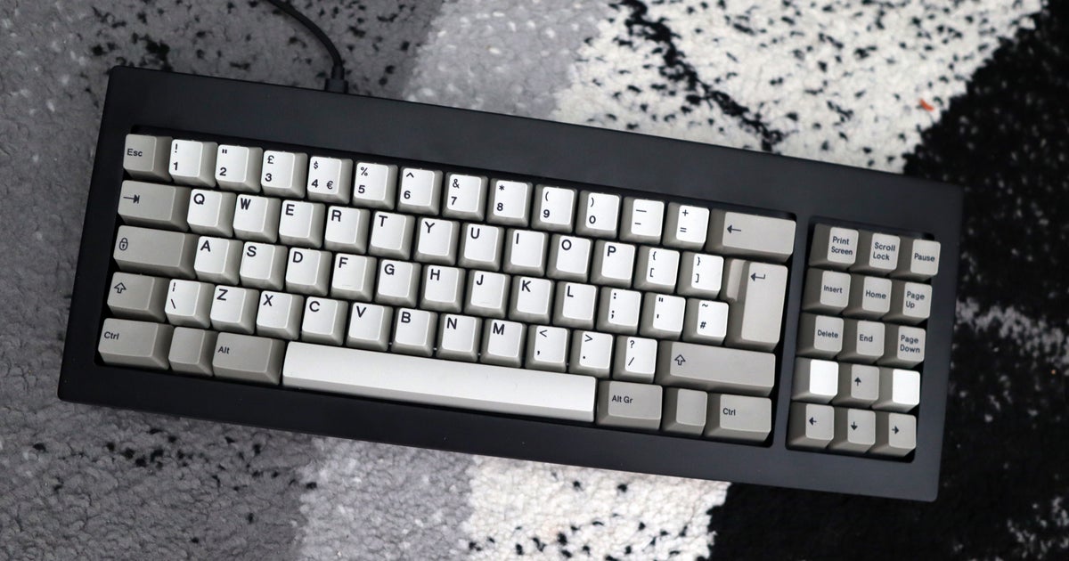 مراجعة الطراز F Labs F77 Ultra Compact: لوحة مفاتيح قديمة