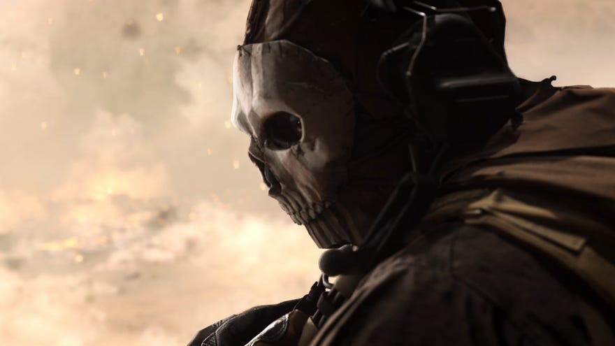 Съвременна Warfare 2 Изображение, показващо призрак към рамото му с замъглена експлозия на заден план