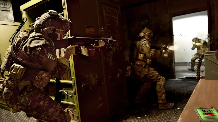 廊下で火を交換する3人の兵士を示す現代の戦争2画像。