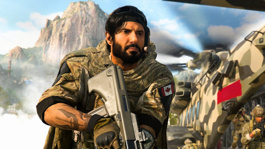 Modern Warfare 2 -afbeelding met een close -up van een soldaat door een helikopter, met een berg op de achtergrond