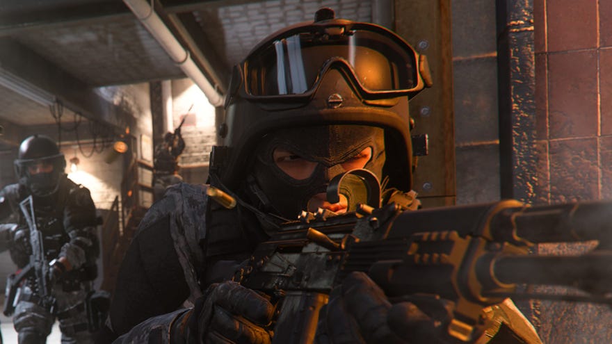 Hình ảnh Modern Warfare 2 cho thấy cận cảnh một người lính đang nhìn chằm chằm vào cảnh súng của họ