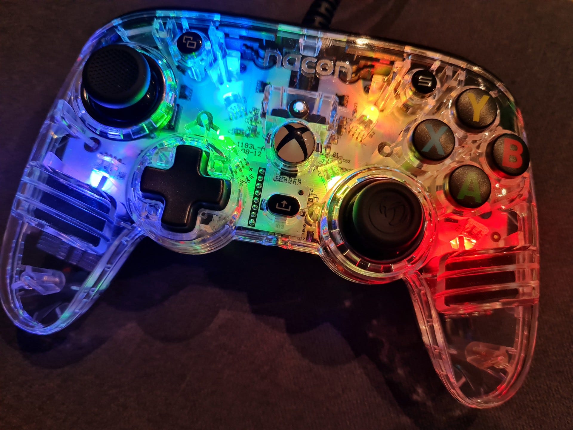 Nacon Pro Compact Colorlight Controller im Test - Leuchtet, ist ...