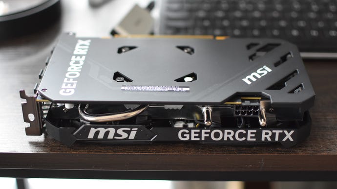 תצוגה צדדית של MSI GeForce RTX 4060 כרטיס גרפי של Ventus 2X, שוטפים חלקים ממערכת הקירור שלה ומחבר כוח 8 פינים