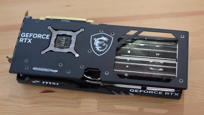 MSI GeForce RTX 4070 Gaming X Trio Graphicsカードのバックプレートのビュー。