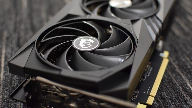 Nutup salah sawijining penggemar sing adhem ing MSI GORFORCE RTX 4070 Game X Trio Graphics Card