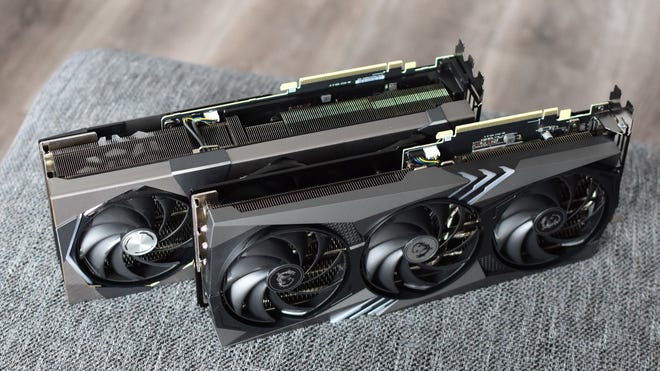 Kertu grafis RTX 4070 sing digawe ing jejere MSI RTX 4070 TI, kanggo mbandhingake ukuran