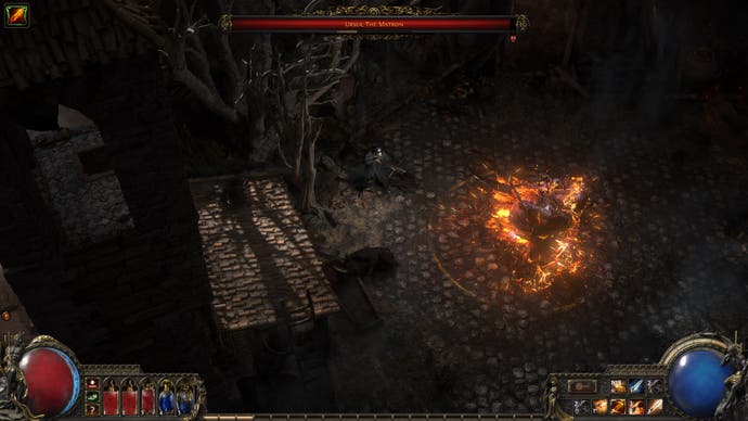 Presentata la classe del mercenario per Path of Exile 2, e si gioca come uno sparatutto 2 A diagonal-down screenshot showing the Mercenary character fighting in Path of Exile 2. They use a crossbow that functions a bit like guns in shooter games. Here, they fight amidst a dark, cobbled, crumbling town.