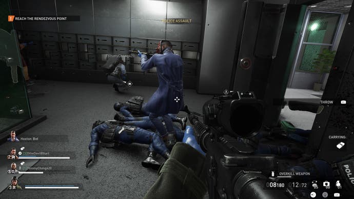 Los jugadores observan cómo dos ladrones abren las cerraduras de docenas de cajas de depósito bancarias.  Los cadáveres de policías fallecidos están esparcidos por el suelo.