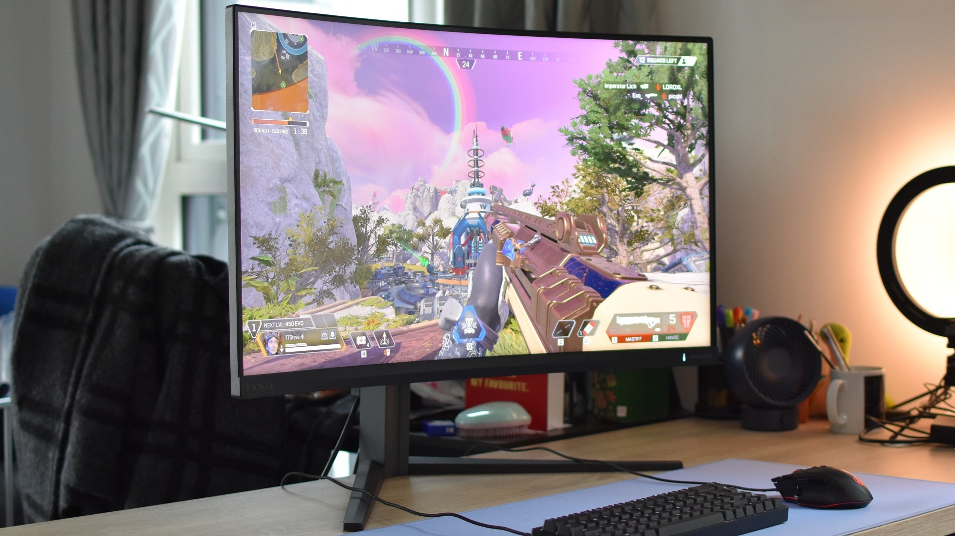 Игровой монитор Philips Evnia 32M2C5500W под управлением Apex Legends.