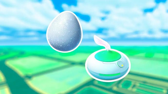 Слегка размытая карта Pokemon Go на заднем плане с предметами Lucky Egg и Incense на переднем плане.